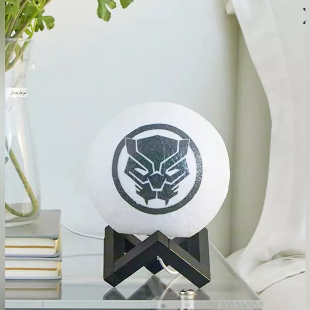 NIB Marvel Black Panther Icon Multi-Color Moon Lamp